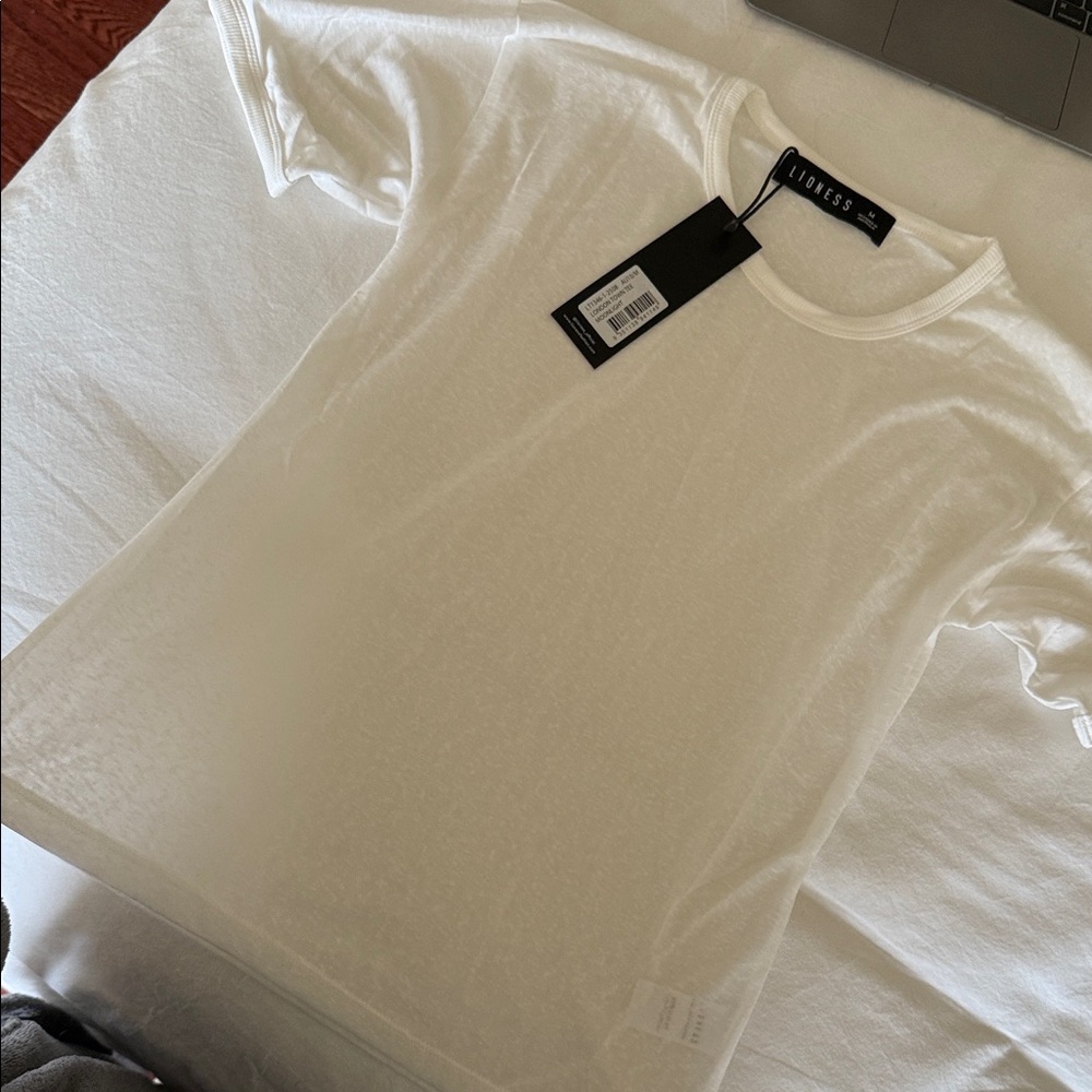 NWT Lioness tee